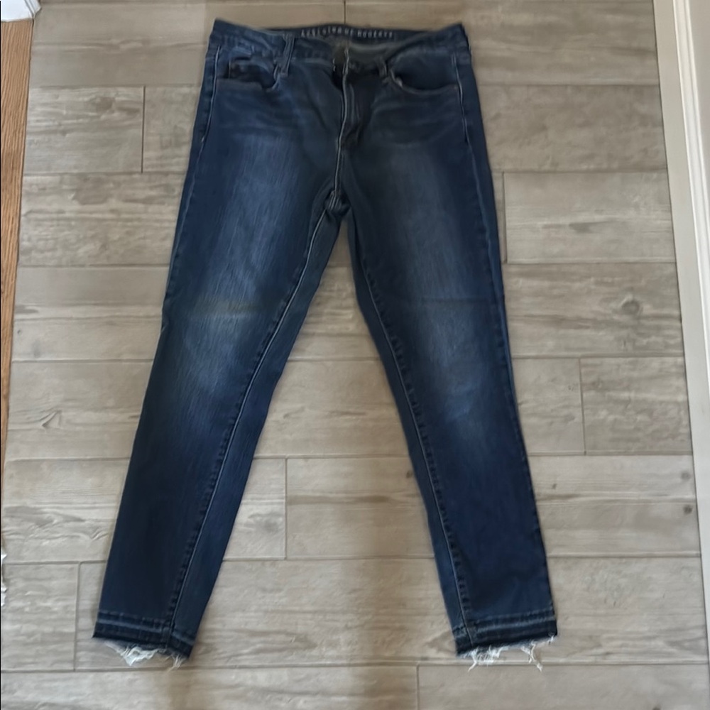 Blue Skinny Jeans with Frayed Hem and Cropped Length